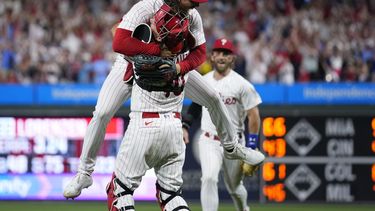 Michael Lorenzen (izquierda), de los Filis de Filadelfia, festeja con el catcher J:T. Realmuto luego de lanzar un juego sin hit ante los Nacionales de Washington, el miércoles 9 de agosto de 2023 (AP Foto/Matt Slocum)