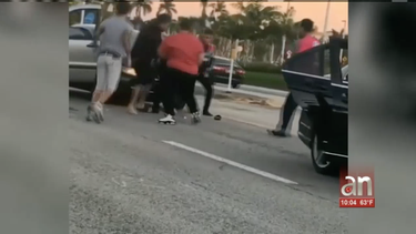 brutal pelea tumultuaria entre los choferes de tres autos en la calle kendall drive