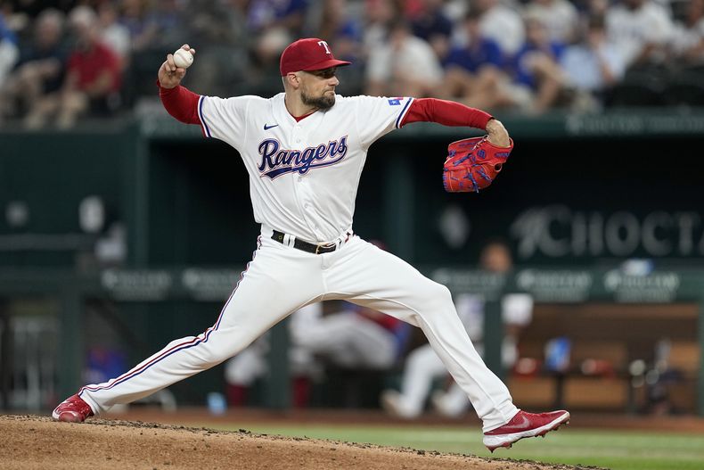 Nathan Eovaldi, abridor de los Rangers de Texas, hace un lanzamiento en el juego del martes 18 de julio de 2023, ante los Rays de Tampa Bay (AP Foto/Tony Gutiérrez)
