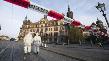 ARCHIVO - Investigadores de la policía caminan ante el Residenzschloss, o Palacio residencial, que alberga el museo de la Bóveda Verde en Dresde, Alemania, el 25 de noviembre de 2019. Una corte alemana condena a cinco hombres por el robo de joyas del siglo XVIII valoradas en más de 100 millones de euros de un museo en Dresde en 2019. En enero se alcanzó un acuerdo entre la defensa, la fiscalía y la corte tras la devolución de la mayoría de las joyas. (Sebastian Kahnert/dpa via AP, Archivo)