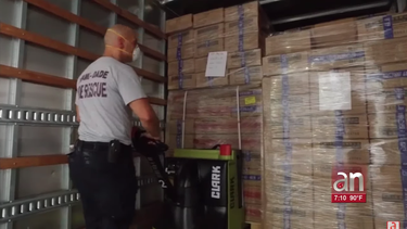 llegan mas productos sanitarios al deposito del centro de operaciones de emergencia de miami-dade