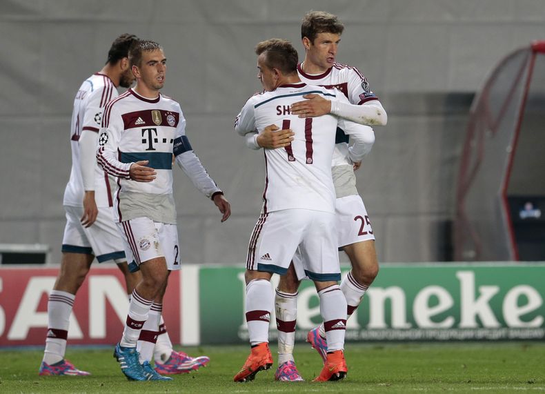 Los jugadores de Bayern Munich festejan tras vencer 1-0 a CSKA de Mosc&uacute; en la Liga de Campeones el martes, 30 de septiembre de 2014, en Mosc&uacute;. (AP Photo/Ivan Sekretarev)