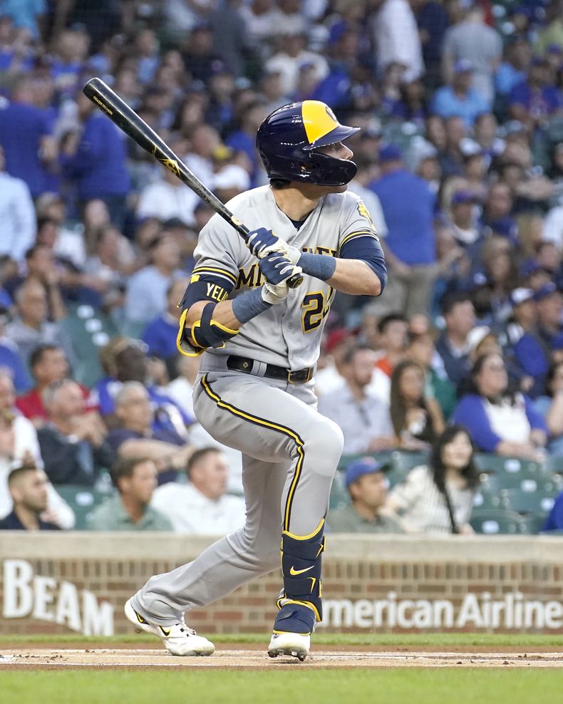 Christian Yelich de los Cerveceros de Milwaukee observa su jonrón frente al abridor de los Cachorros de Chicago Jameson Taillon en la primera entrada del juego del lunes 28 de agosto del 2023. (AP Foto/Charles Rex Arbogast)