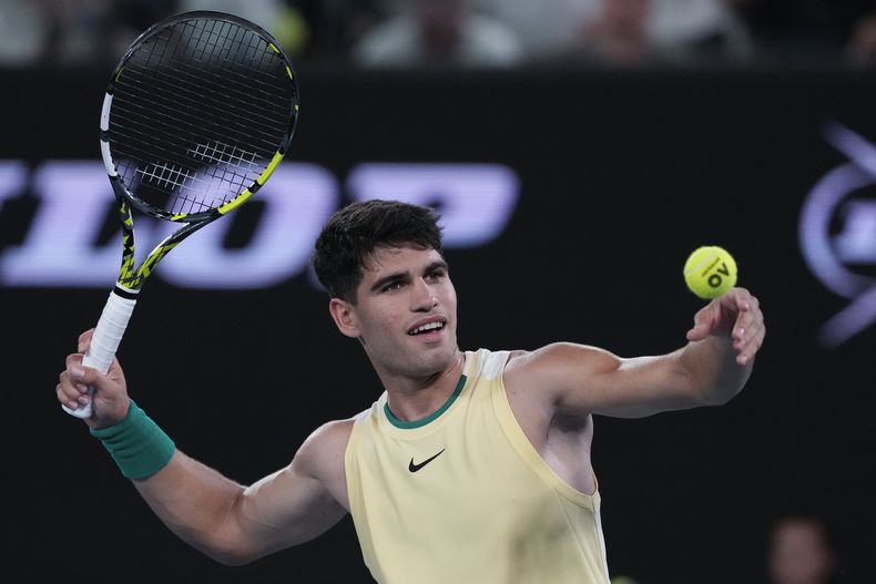 Carlos Alcaraz celebra tras derrotar a Richard Gasquet en la primera ronda del Abierto de Australia, el martes 16 de enero de 2024, en Melbourne. (AP Foto/Andy Wong)