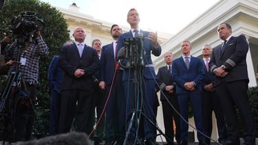 ARCHIVO - El secretario de Transporte de Estados Unidos, Sean Duffy, habla con los medios junto al presidente del sindicato Hermandad Internacional de Camioneros, Sean OBrien; el presidente y director ejecutivo de Airlines for America, Chris Sununu; el vicepresidente JD Vance; y representantes de la industria de la aviación sobre el impacto del cierre del gobierno en el sector, frente al Ala Oeste de la Casa Blanca, el 30 de octubre de 2025, en Washington. (Foto AP/Jacquelyn Martin, archivo)