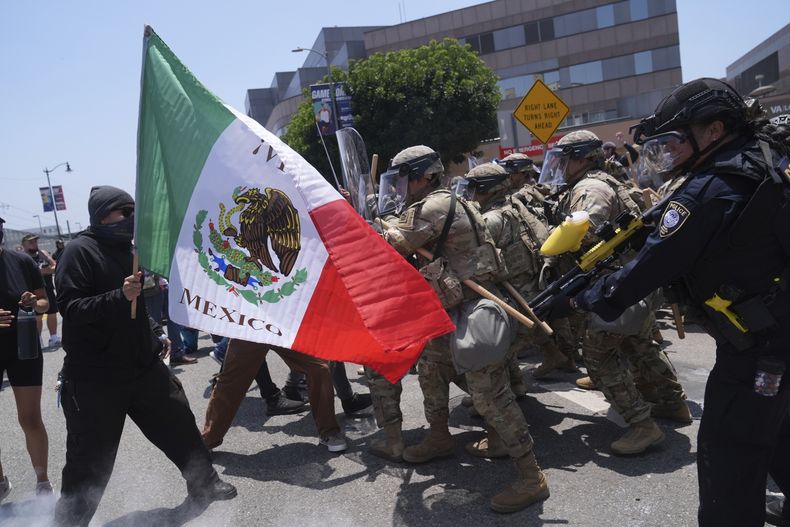 ARCHIVO – Manifestantes se enfrentan con las autoridades en el centro de Los Ángeles, el domingo 8 de junio de 2025, tras las protestas contra las redadas migratorias de la noche anterior. (AP Foto/Jae Hong, Archivo)