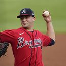 El abridor de los Bravos de Atlanta Jared Shuster lanza en la primera entrada del encuentro ante los Rockies de Colorado el viernes 16 de junio del 2023. (AP Foto/John Bazemore)