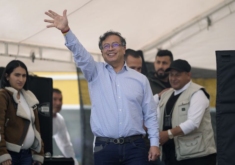 ARCHIVO - El entonces candidato presidencial Gustavo Petro, de la coalición Pacto Histórico, saluda a sus partidarios durante un mitin de campaña en Fusagasuga, Colombia, el 11 de mayo de 2022. (AP Foto/Fernando Vergara, Archivo)