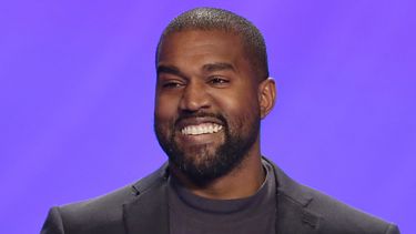 Kanye West protesta en Chicago, dona $2 millones a víctimas