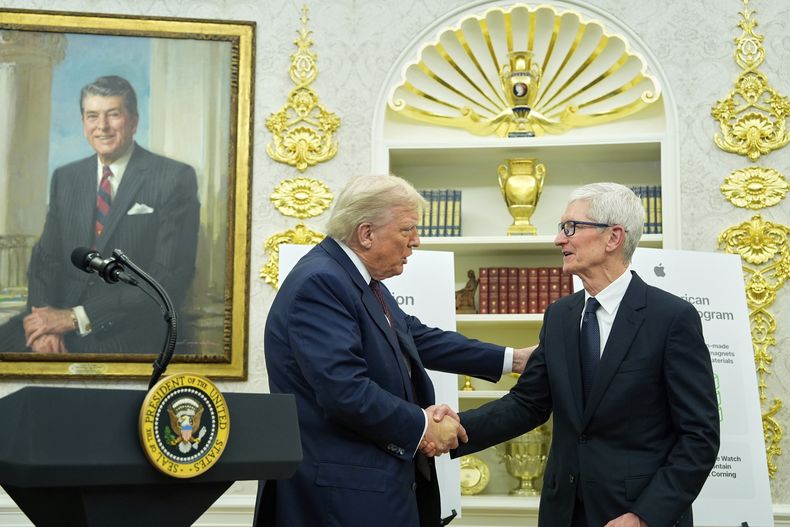 El presidente Donald Trump estrecha la mano del director general de Apple, Tim Cook, en el Despacho Oval, el miércoles 6 de agosto de 2025, en Washington. (AP Foto/Alex Brandon)