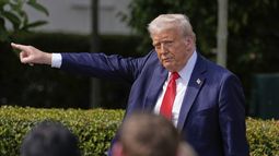 El presidente Donald Trump hace un gesto a la audiencia mientras se marcha tras dar la bienvenida a los campeones nacionales de fútbol americano universitario de 2025, el equipo de fútbol americano de la Universidad Estatal de Ohio, durante un acto en el jardín sur de la Casa Blanca, el lunes 14 de abril de 2025, en Washington. (AP foto/Manuel Balce Ceneta)