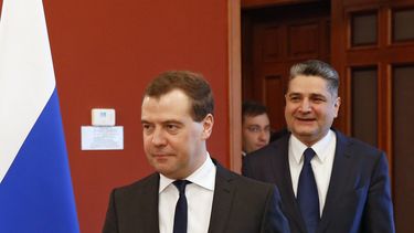 americateve | El primer ministro ruso Dmitry Medvedev con su colega armenio Tigran Sargsyan, al fondo, antes de reunirse en Sochi, Rusia. (Foto AP/RIA Novosti, Dmitry Astakhov, Servicio Gubernamental de Prensa)