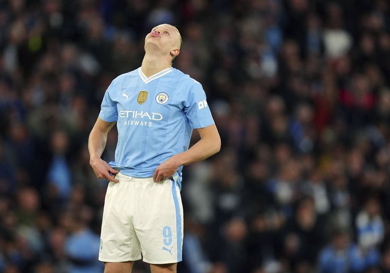 Erling Haaland, del Manchester City, se lamenta un fallo durante el partido de vuelta por los cuartos de final de la Liga de Campeones ante el Real Madrid, el miércoles 17 de abril de 2024, en Manchester, Inglaterra. (Mike Egerton/PA vía AP)