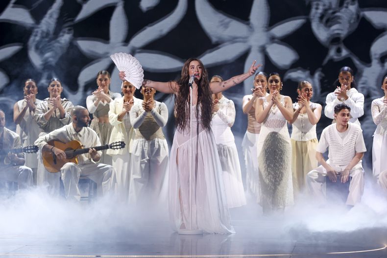 Lola Índigo durante su presentación en la 39ª ceremonia de los Premios Goya en Granada, España, el sábado 8 de febrero de 2025, en Granada. (Foto AP/Fermin Rodriguez)