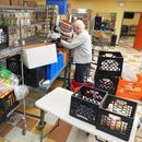 El voluntario Bruce Toben empaca comestibles durante un reparto de alimentos de emergencia del Programa de Alimentos Mitzvah de la Federación Judía de Filadelfia, en Filadelfia, el 7 de noviembre de 2025. (AP Foto/Matt Rourke)