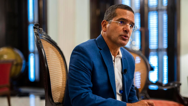 el gobernador asigna $17.6 millones de los fondos de la ley cares para 30 municipios