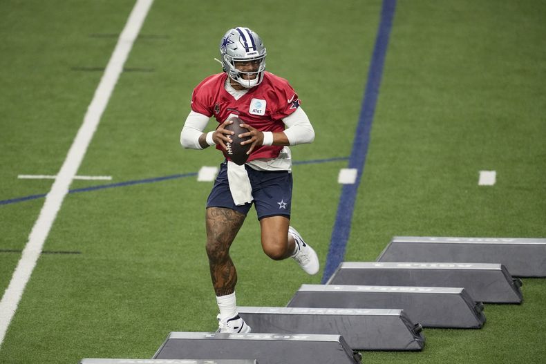 Dak Prescott, quarterback de los Cowboys de Dallas, entrena el miércoles 28 de agosto de 2024, en Frisco, Texas (AP Foto/Tony Gutiérrez)
