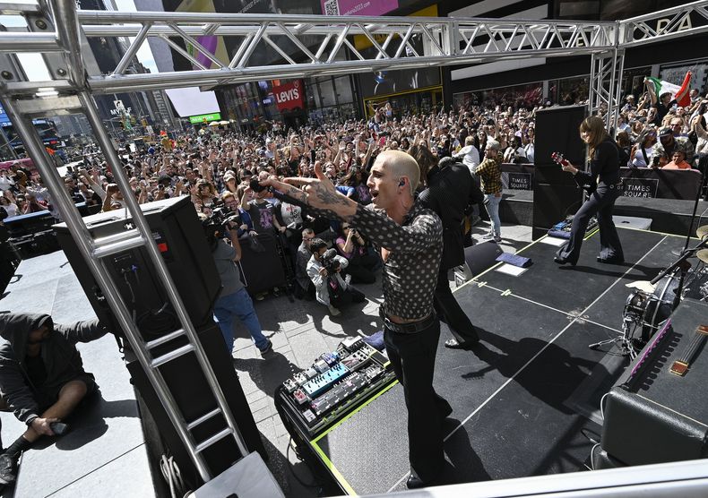 Damiano David, izquierda, Thomas Raggi y Victoria De Angelis de la banda de rock italiana Måneskin durante su presentación en Times Square el viernes 15 de septiembre de 2023, en Nueva York. (Foto Evan Agostini/Invision/AP)