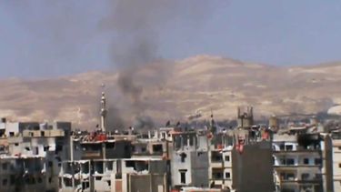 americateve | En esta imagen obtenida de video de la red de noticias Shaam News Network sale humo negro despu&eacute;s de un bombardeo en un &aacute;rea de Damasco, el lunes 4 de noviembre de 2013. (Foto AP/Shaam News Network v&iacute;a AP video)