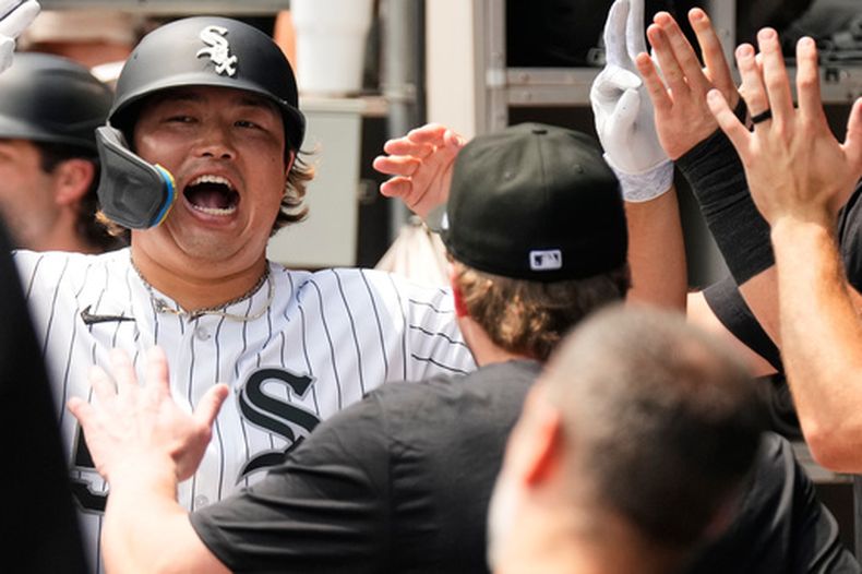 Munetaka Murakami de los Medias Blancas de Chicago celebra con sus compañeros tras batear un jonrón de dos carreras en la primera entrada ante los Astros de Houston el domingo 26 de julio del 2026. (AP Foto/Nam Y. Huh)