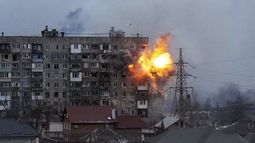 ARCHIVO - Una explosión se ve en un edificio de apartamentos tras el disparo de un tanque ruso en Mariúpol, Ucrania, el viernes 11 de marzo de 2022. (AP foto/Evgeniy Maloletka, Archivo)