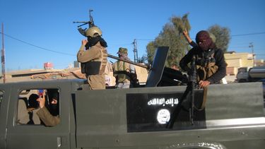 americateve | Combatientes de al-Qaida patrullan en veh&iacute;culos militares Faluya, a 65 kil&oacute;metros (40 millas) al oeste de Bagdad, en Irak, el jueves 20 de marzo de 2014. La bandera negra de al-Qaida en el veh&iacute;culo dice en &aacute;rabe "No hay m&