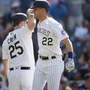 Nolan Jones de los Rockies de Colorado es felicitado por su compañero C.J. Cron tras cruzar el plato en su jonrón de dos anotaciones en la 11ma entrada ante los Yanquis de Nueva York el domingo 16 de julio del 2023. (AP Foto/David Zalubowski)