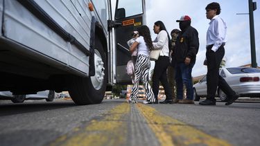 Una familia procedente de Colombia es detenida y escoltada a un autobús por agentes federales luego de una audiencia en un tribunal de inmigración, el lunes 14 de julio de 2025, en San Antonio. (AP Foto/Eric Gay)