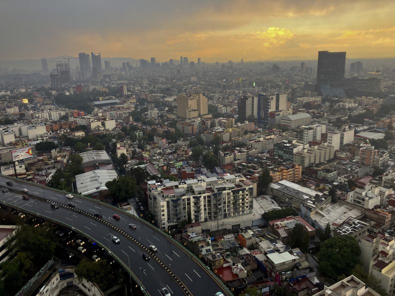 En esta imagen de archivo, el sol se pone en la Ciudad de México tras fuertes aguaceros, el 25 de julio de 2024. (AP Foto/Marco Ugarte, archivo)