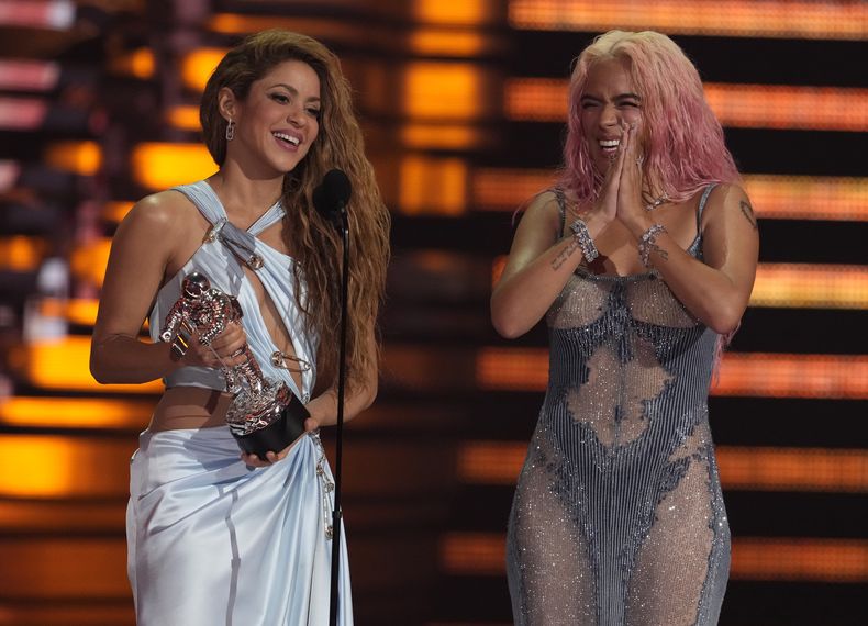 Shakira, izquierda, y Karol G reciben el premio a mejor colaboración por TQG en los Premios MTV a los Videos Musicales el martes 12 de septiembre de 2023 en el Prudential Center en Newark, Nueva Jersey. (Foto Charles Sykes/Invision/AP)