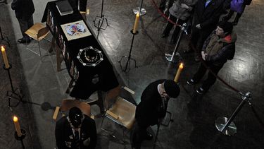 ARCHIVO - Miembros del público observan el ataúd de Ricardo III mientras reposa dentro de la Catedral de Leicester, Leicester, Inglaterra el lunes 23 de marzo de 2015. (Foto AP/Rui Vieira, archivo)