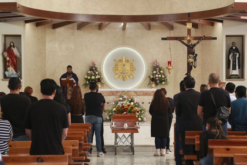 Familiares y amigos del periodista asesinado Mauricio Solís asisten a una misa en su velorio, el miércoles 30 de octubre de 2024, en Uruapan, México. (AP Foto/Armando Solís)