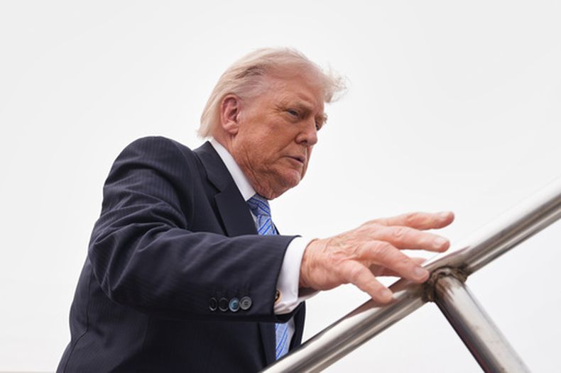 El presidente de Estados Unidos, Donald Trump, aborda el Air Force One, el viernes 15 de mayo de 2026, en el Aeropuerto Internacional de Beijing, en la capital de China. (AP Foto/Mark Schiefelbein)