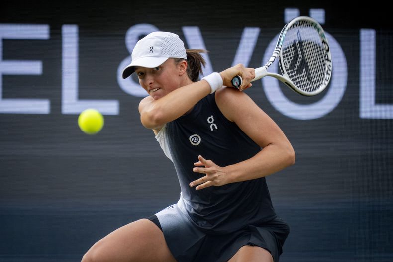Iga Swiatek devuelve ante Anna Blinkova en los cuartos de final del Abierto de Bad Homburg, el jueves 29 de junio de 2023, en Alemania. (AP Foto/Michael Probst)