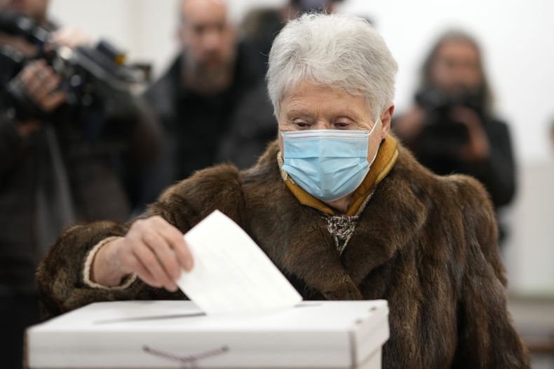 Una mujer vota en la segunda vuelta de las elecciones presidenciales en un centro de votación en Zagreb, Croacia, el domingo 12 de enero de 2025. (AP Foto/Darko Bandic)