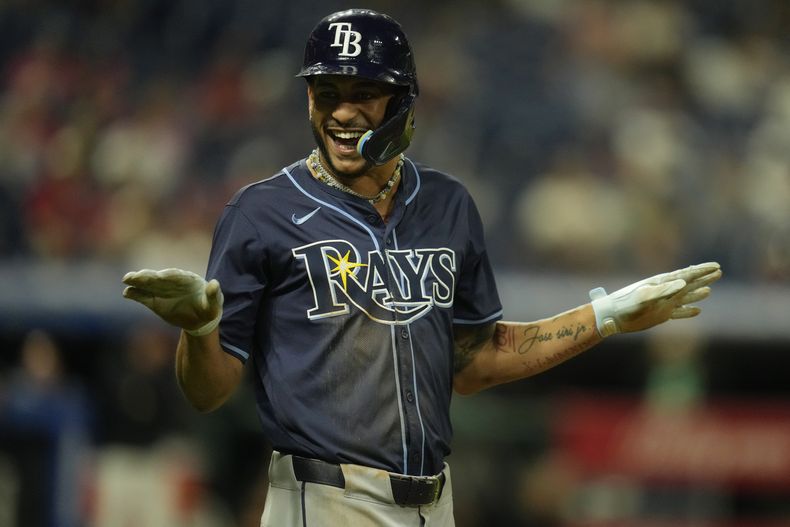 El dominicano José Siri, de los Rays de Tampa Bay, festeja tras recibir un boleto en el juego del jueves 12 de septiembre de 2024, ante los Guardianes de Cleveland (AP Foto/Sue Ogrocki)