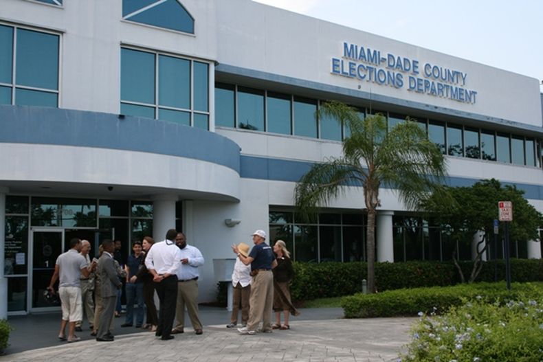 Los ojos de muchos están puestos sobre el departamento de elecciones, donde también existe preocupación.