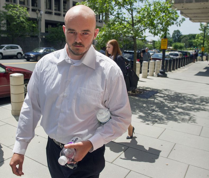 Fotograf&iacute;a de archivo del 11 de junio de 2014 muestra al ex guardia de seguridad de Blackwater Worldwide Nicholas Slatten saliendo de la corte federal en Washington. (Foto AP/Cliff Owen, archivo)