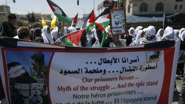 Palestinos retenidos por Israel inician huelga de hambre