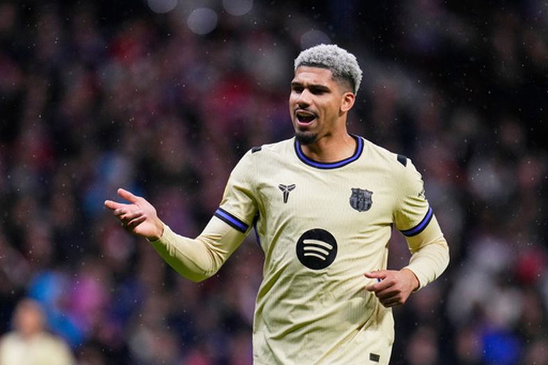 Ronald Araújo, jugador del Barcelona, reacciona durante el partido de ida de la semifinal de la Copa del Rey entre el Atlético de Madrid y el Barcelona en Madrid, España, el jueves 12 de febrero de 2026. (Foto AP/Manu Fernández, Archivo)
