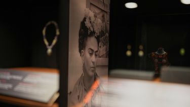 Un retrato de Frida Kahlo realizado por el fotógrafo mexicano Wallace Marly se exhibe en el nuevo museo Casa Kahlo, una casa comprada por el padre de Kahlo después de darle la icónica Casa Azul a su hija como regalo de bodas, en la Ciudad de México, el miércoles 10 de septiembre de 2025. (Foto AP/Eduardo Verdugo)