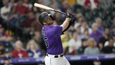 Cron y Díaz se vuelan la barda; Rockies superan a Rangers