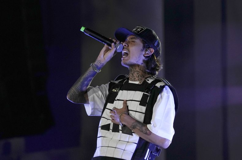 El cantante mexicano Natanael Cano durante su presentación en el primer día del festival Arre en la Ciudad de México el domingo 10 de septiembre de 2023. (Foto AP/Fernando Llano)