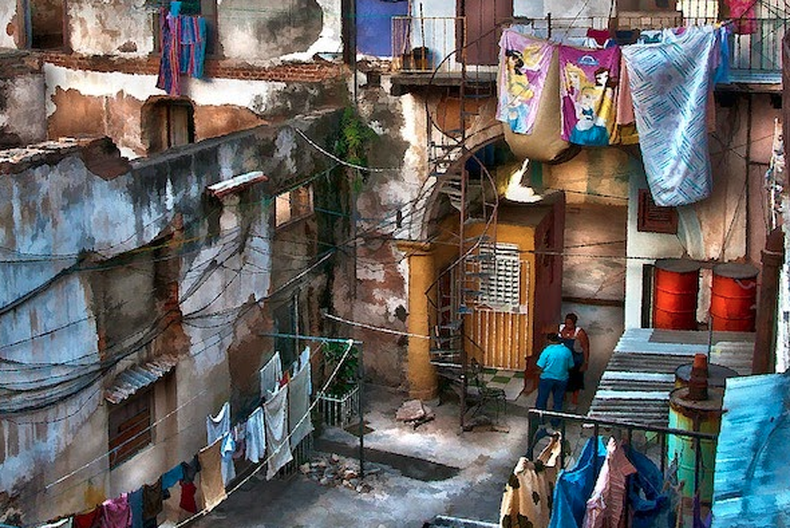 Sergio conoce al dedillo los resortes de La Habana subterránea. Sabe a qué teléfono debe llamar para resolver un problema. ?En la otra Habana, la sumergida, casi de todo se puede conseguir. Menos un dron o un submarino. Se necesitan dos cosas: relaciones