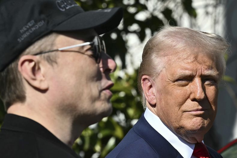 El presidente estadounidense Donald Trump y el director general de Tesla, Elon Musk, hablan con reporteros cerca de vehículos de Tesla en el jardín sur de la Casa Blanca, en Washington, el martes 11 de marzo de 2025. (Pool vía AP)