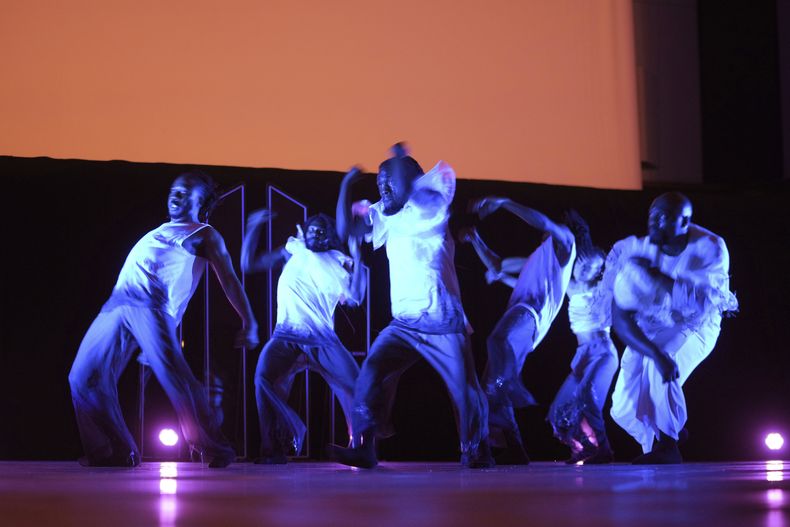 Bailarines ensayan en el Studio One de Abbey Road en Londres el jueves 27 de marzo de 2025. (Foto AP/Kin Cheung)