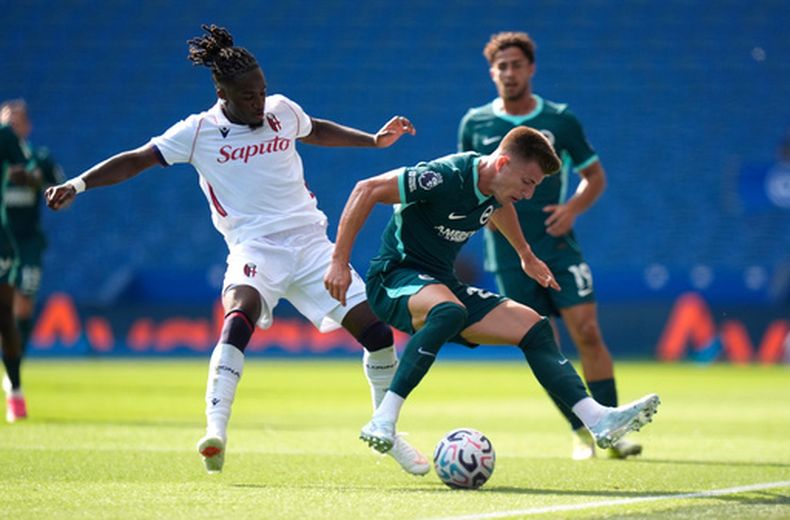 Joao Costinha (derecha), del Brighton, disputa un balón con Jonathan Rowe, del Bologna, en un duelo de pretemporada disputado el sábado 15 de agosto de 2026 (Andrew Matthews/PA via AP)