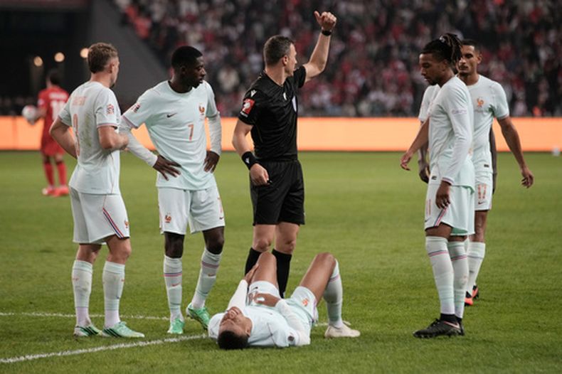 El delantero Kylian Mbappé tras marcar un gol y lastimarse en el partido contra Turquía por la Liga de Naciones, el viernes 25 de septiembre de 2026, en Izmit, Turquía. (AP Foto/Khalil Hamra)