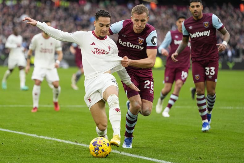 Antony del Manchester United pelea por el balón Tomas Soucek del West Ham en el encuentro de la Liga Prmier el sábado 23 de diciembre del 2023. (AP Foto/Kirsty Wigglesworth)