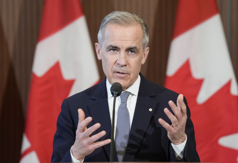 El primer ministro de Canadá, Mark Carney, habla con la prensa en la sede del Parlamento canadiense tras una reunión del comité del gabinete sobre relaciones con EEUU en Ottawa, el jueves 27 de marzo de 2025. (Adrian Wyld/The Canadian Press vía AP)